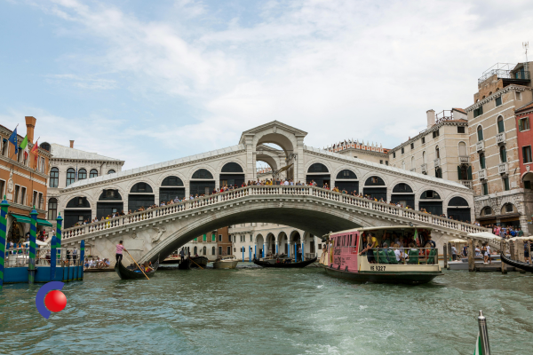 groepbezoek aan de mooie Rialto brug in Venetie 